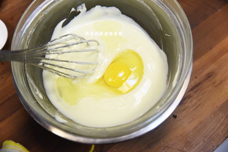 6、鸡蛋分两次加入，将鸡蛋完全搅拌在面糊当中
