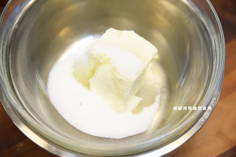 3、将奶油奶酪、柠檬汁、细砂糖搅拌均匀