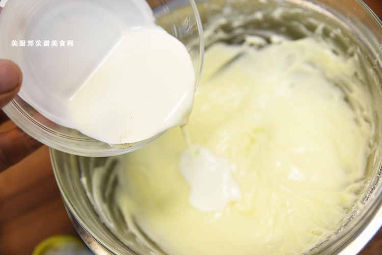 5、加入淡奶油，将淡奶油和面糊完全混合即可