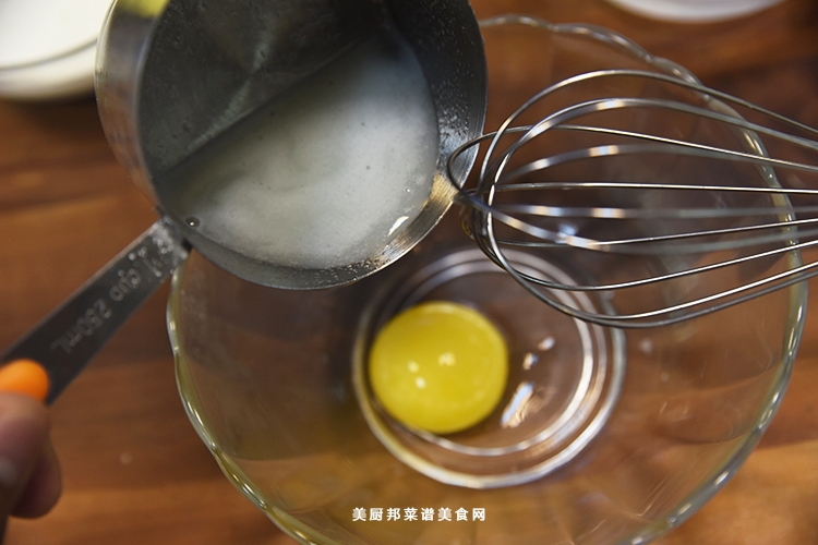 10、将牛奶糖慢慢加入到蛋黄中，一边搅拌一边倒入，避免蛋黄被烫熟。