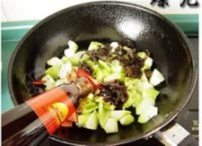 青红椒木耳蚝油炒丝瓜的做法步骤4