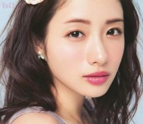 女人精致的五官配上柳叶眉非常的skr