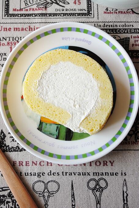 烫面蛋糕卷的12步制作方法      菜谱宝