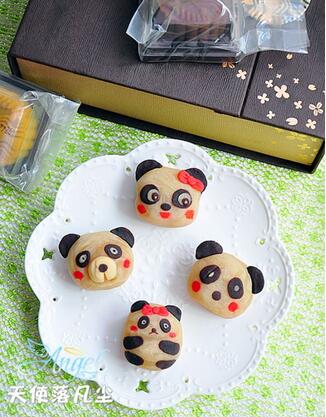如何制作熊猫桃山月饼      菜谱宝