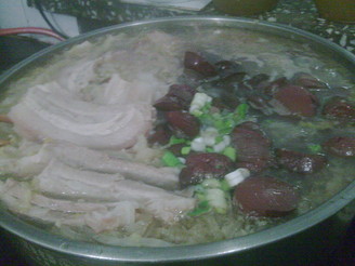 东北年夜饭酸菜炖白肉血肠的5步做法，五花肉的选购技巧 菜谱宝