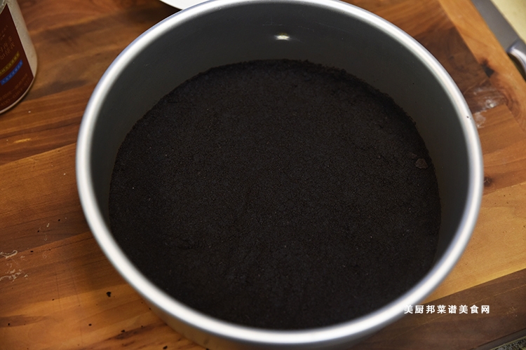 2、将奥利奥混合物倒入到模具中，铺成模具的形状。