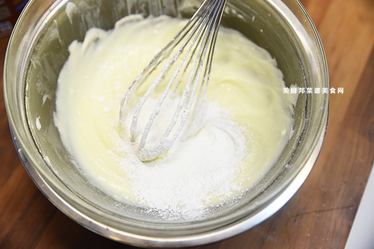 4、 加入低筋粉搅拌均匀，搅拌至看不见干粉和颗粒的状态。