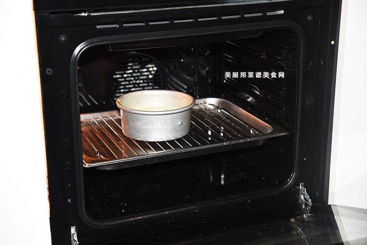 8、烤盘中倒入水。进入德普烤箱。焙烤模式，中下层165度，烘烤30分钟；取出备用；