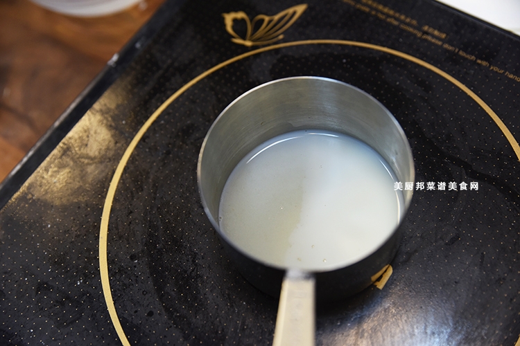 9、糖和牛奶混合，将糖完全融化后煮沸腾关火。