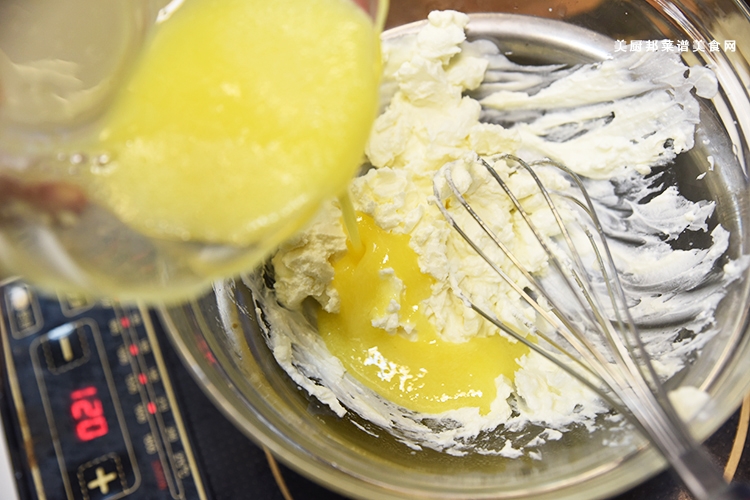 12、 将稍微降温的蛋黄液分3-4次加入到马斯卡彭中，让蛋黄和马斯卡彭完全混合