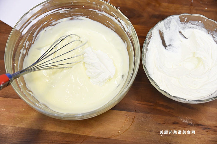 13、加入酸奶和柠檬汁，搅拌均匀。