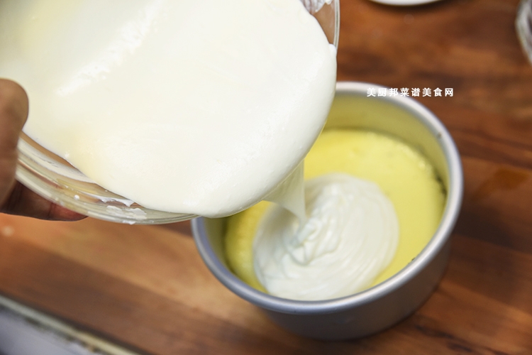 15、取出冻好半满的芝士蛋糕，将芝士糊倒入，铺满，冻3h；