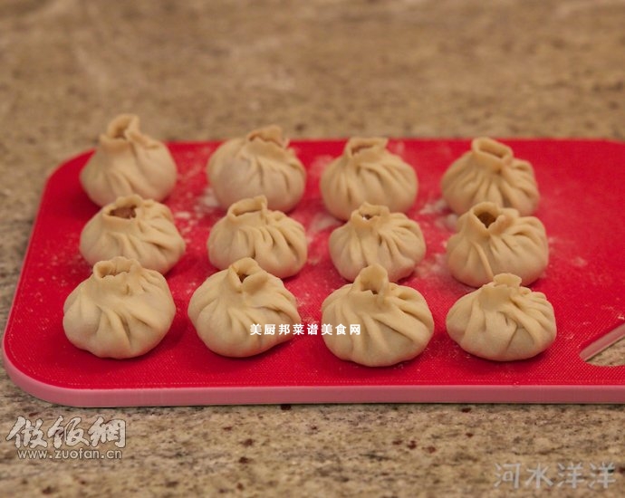 当心烫嘴-小笼包来了!