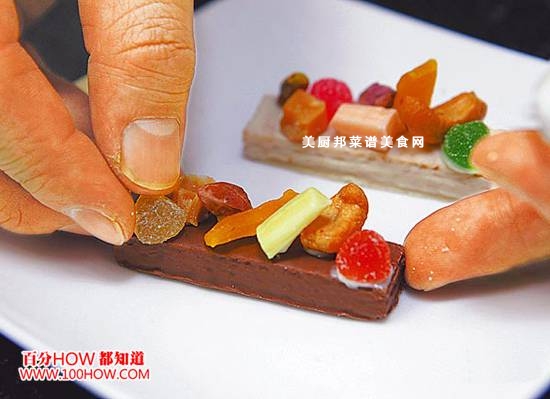 四色糖制作方法2,白巧克力按照上述的方法融化,软糖干果坚果蘸上少许白巧克力后,随意排列粘在长条巧克力上即可。