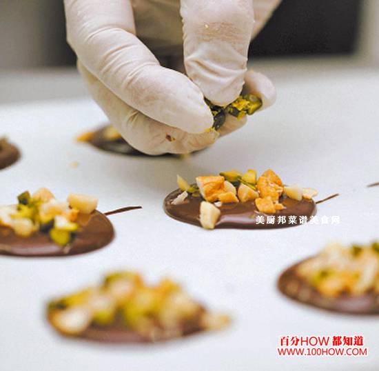 意式脆口坚果片的制作方法3,趁巧克力尚未冷却凝固,撒上坚果,然后静置到凝固即可。