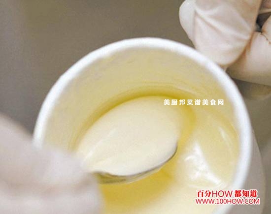 白巧克力棉花糖制作方法 2,将白巧克力放在容器中,端入微波炉加热。