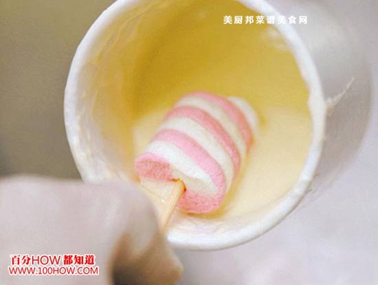 白巧克力棉花糖制作方法3,以竹签串起棉花糖,然后在外面裹上一层巧克力酱。