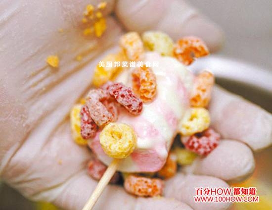 白巧克力棉花糖制作方法4,接着再表面再蘸上麦片或者虾条丁后,立起冷却即可。
