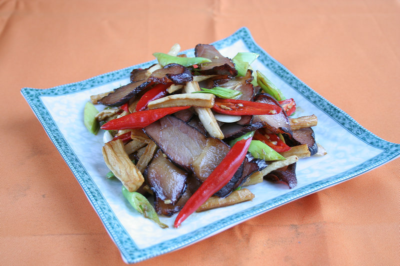 正在烘焙公司的番茄薯条